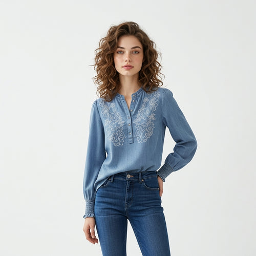 Blau bestickte Bluse